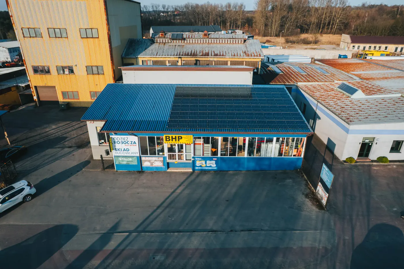 Parking przy sklepie SPA-MET w Ogrodzieńcu, gdzie stoi szybka ładowarka EV 100 kW